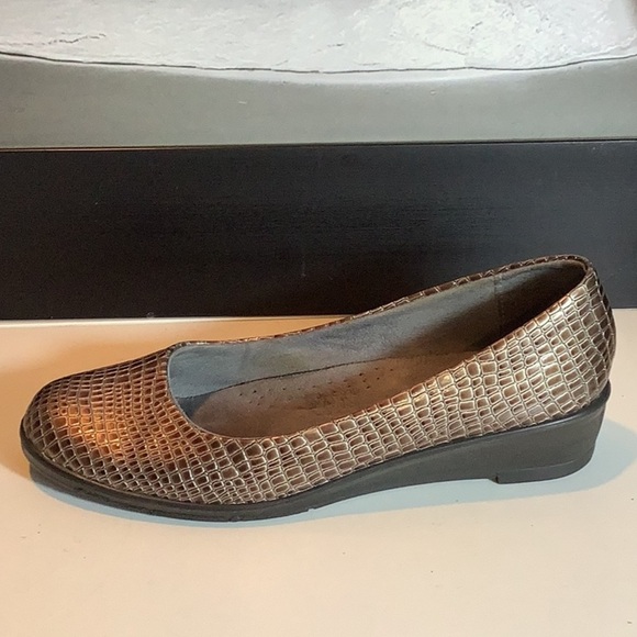 Easy Spirit Bronze Brown Reptile Print Slip On Low Heel Comfort Shoes Flats 10M - Picture 5 of 12